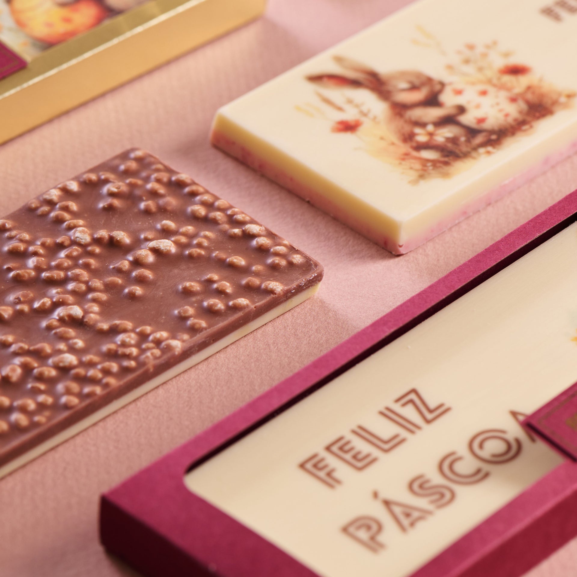 BARRA DE CHOCOLATE AO LEITE E BRANCO COM FLOCOS CROCANTES - EDIÇÃO PÁSCOA